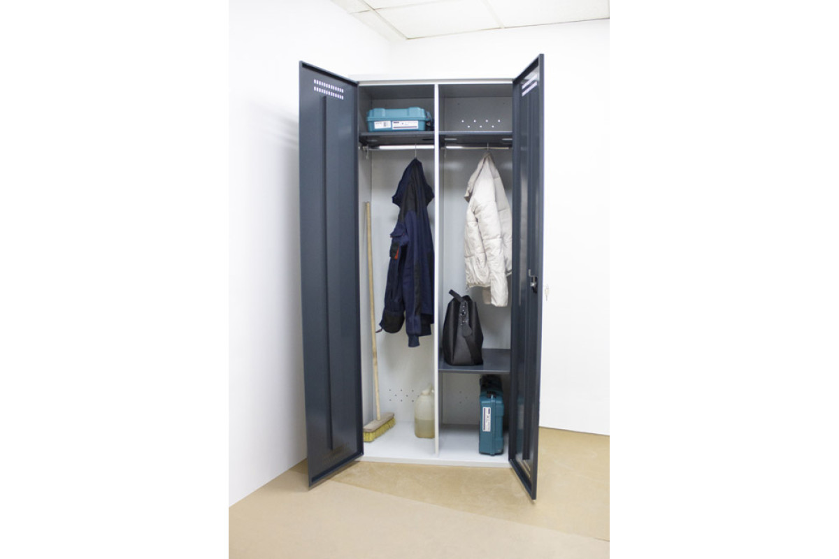 Металлические шкафы-локеры в раздевалке